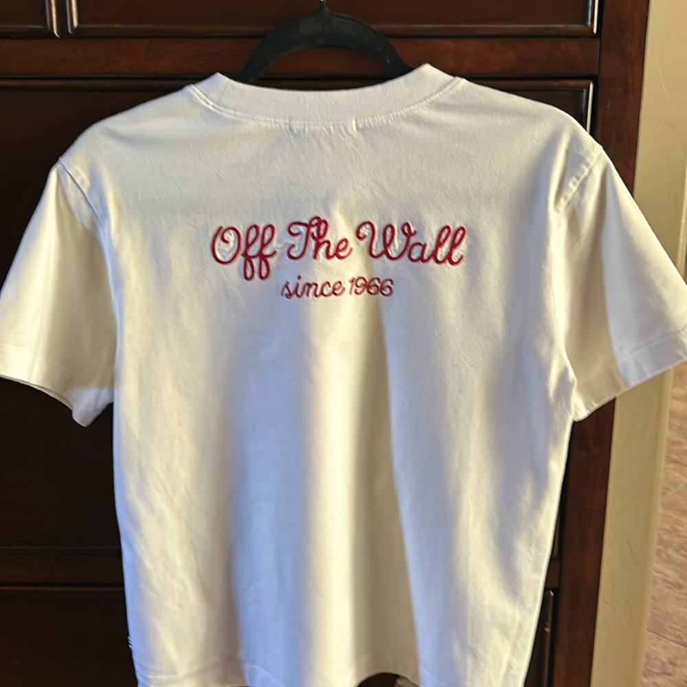 White t-shirt, size medium